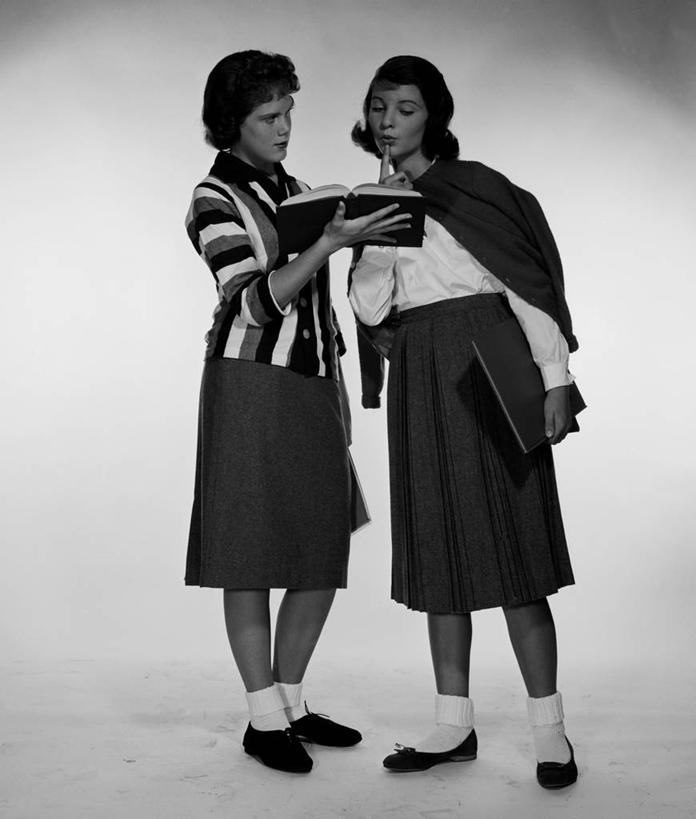 儿童,少年,一个人,两个人,站,竖图,黑白,白色背景,纯洁,仅一个男性,仅一个年轻女性,仅一个女性,仅一个人,古典,教育,仅一个年轻男性,小孩,教科书,校服,可爱,童年,童趣,读书,摄影,出示,童真,烂漫,无邪,天真,男人,男性,年轻男性,年轻女性,女人,女性,孩子,影棚拍摄,女生