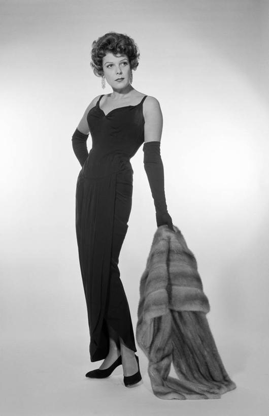 西方人,成年人,一个人,站,竖图,黑白,室内,白色背景,时尚,信心,欧洲,欧洲人,仅一个年轻女性,仅一个女性,仅一个人,古典,拿着,叉腰,放松,摄影,高雅,耳饰,尤物,名媛,年轻女性,女人,女性,白种人,年轻人,影棚拍摄,魅力,佳丽,丽人,美人,上流社会,媛