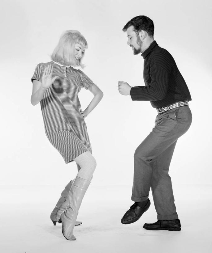 西方人,成年人,两个人,夫妻,站,微笑,竖图,黑白,白色背景,侧面,爱情,夜生活,幸福,复古,欧洲,欧洲人,古典,浪漫,休闲装,靴子,叉腰,恩爱,放松,乐趣,恋人,摄影,享乐,迪斯科,异性恋,年轻男性,年轻女性,白种人,年轻人,夫妇,情侣,休闲活动,影棚拍摄,舞蹈,伴侣