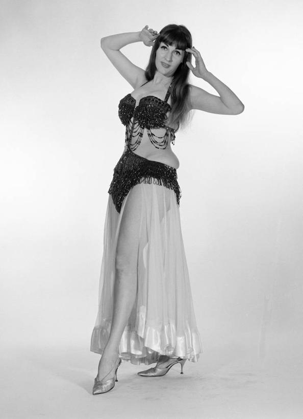 西方人,成年人,一个人,跳舞者,举,微笑,竖图,黑白,高跟鞋,性感,复古,欧洲,欧洲人,仅一个年轻女性,仅一个女性,仅一个人,透明,古典,手势,托,人体,摄影,肖像,演出服,中东文化,肚皮舞,四肢,尤物,年轻女性,女人,女性,白种人,年轻人,手臂,舞蹈家,舞蹈演员,舞者,举起,举手,举着,向上举,向上伸,向上托,影棚拍摄,舞蹈,打手势