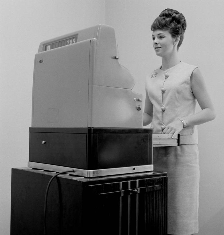 西方人,成年人,一个人,站,竖图,方图,黑白,欧洲,欧洲人,仅一个年轻女性,仅一个女性,仅一个人,古典,打开,收银员,职业,零售,摄影,开启,收银机,年轻女性,女人,女性,白种人,年轻人,售货员,影棚拍摄