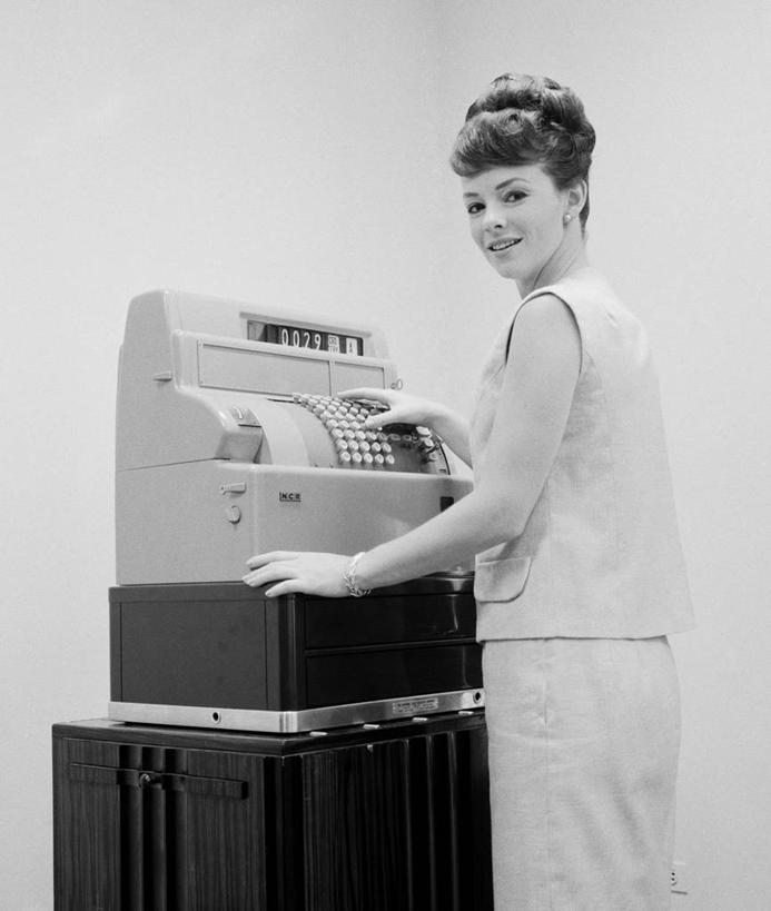 西方人,成年人,一个人,站,微笑,竖图,黑白,侧面,快乐,欧洲,欧洲人,仅一个年轻女性,仅一个女性,仅一个人,古典,扭头,注视,观察,看,转头,收银员,职业,零售,摄影,观看,察看,关注,收银机,肖像,年轻女性,女人,女性,白种人,年轻人,售货员,触摸,影棚拍摄