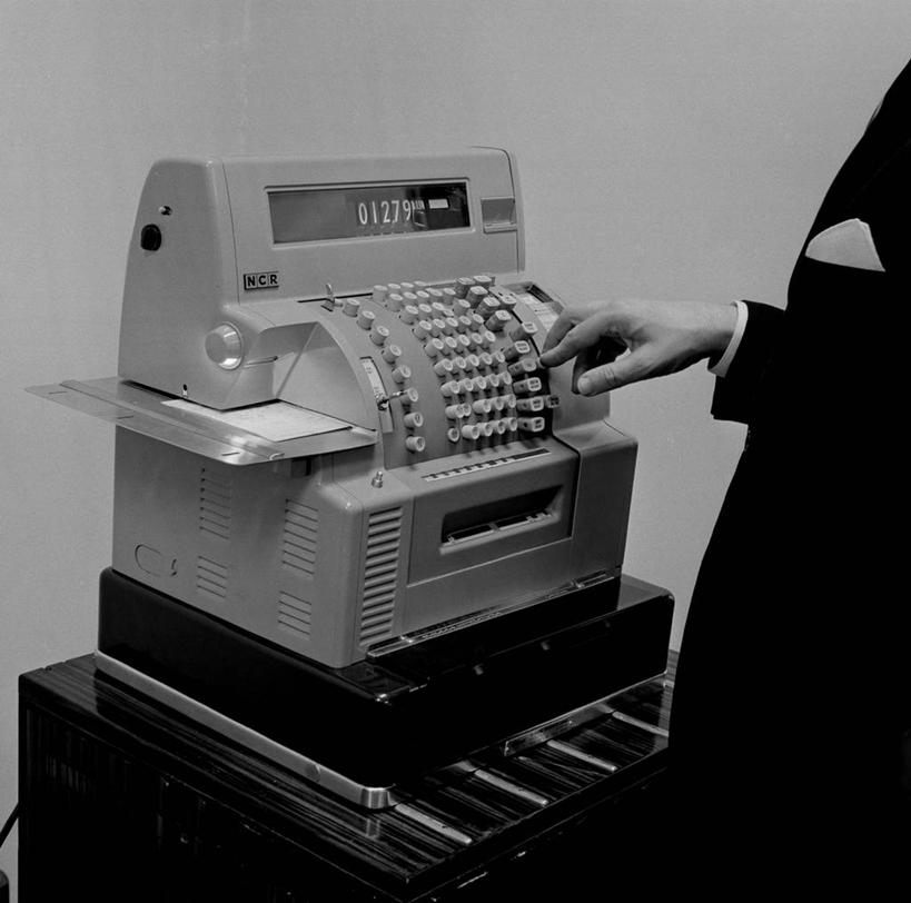 西方人,成年人,中年人,一个人,站,横图,方图,黑白,侧面,欧洲,欧洲人,仅一个男性,仅一个人,仅一个中年男性,数字,古典,收银员,职业,零售,摄影,部分,收银机,男人,男性,中年男性,白种人,售货员,触摸,影棚拍摄