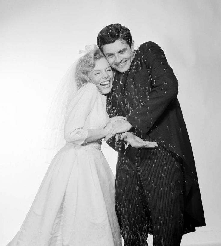 西方人,成年人,两个人,夫妻,丈夫,妻子,新娘,新郎,站,跳,笑,微笑,竖图,黑白,婚纱,爱情,婚礼,快乐,兴奋,幸福,欧洲,欧洲人,古典,浪漫,恩爱,恋人,摄影,肖像,异性恋,男性,年轻男性,年轻女性,女性,白种人,年轻人,夫妇,情侣,跳跃,拥抱,影棚拍摄,爱,伴侣