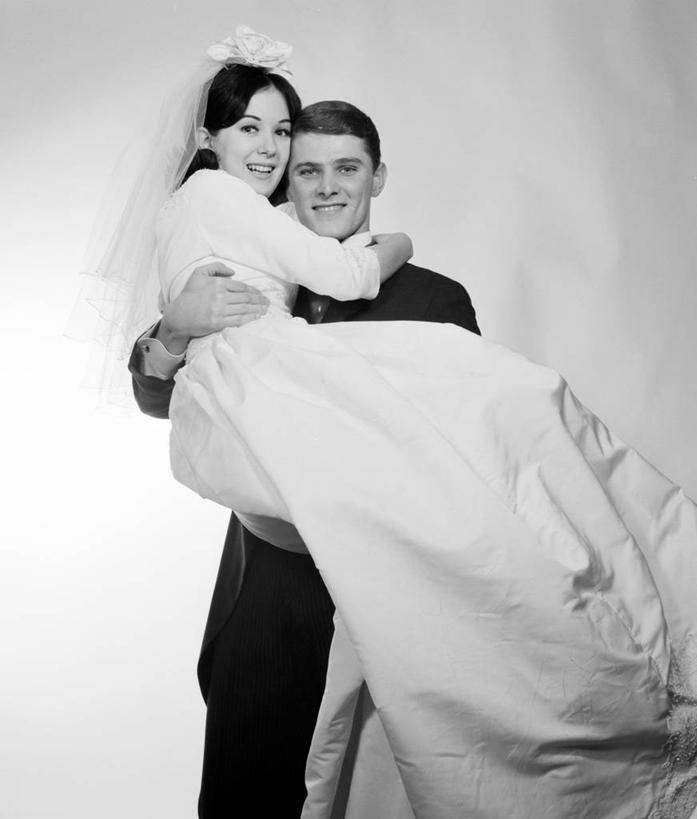 西方人,成年人,两个人,夫妻,丈夫,妻子,新娘,新郎,站,微笑,竖图,黑白,婚纱,爱情,婚礼,快乐,幸福,欧洲,欧洲人,古典,浪漫,恩爱,恋人,摄影,运送,肖像,异性恋,男性,年轻男性,年轻女性,女性,白种人,年轻人,夫妇,情侣,拥抱,影棚拍摄,爱,伴侣