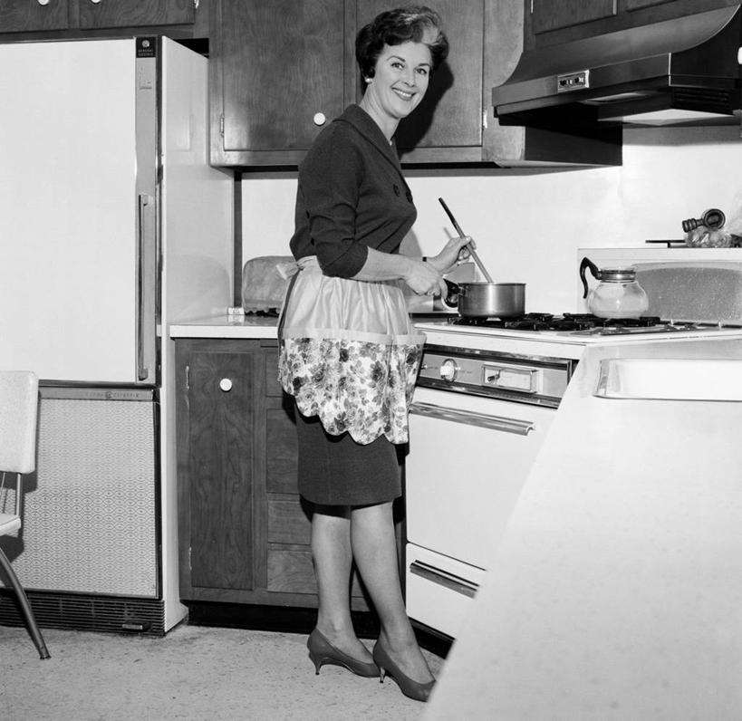 西方人,成年人,中年人,老年人,一个人,家庭,微笑,横图,方图,黑白,室内,侧面,高跟鞋,厨房,欧洲,纽约,美国,欧洲人,仅一个女性,仅一个人,围裙,古典,扭头,注视,锅,饮食,汤匙,观察,看,转头,仅一个中年女性,温暖,温馨,一家人,摄影,观看,家庭妇女,和睦,察看,关注,肖像,搅动,女人,女性,中年女性,白种人,烹调,融洽