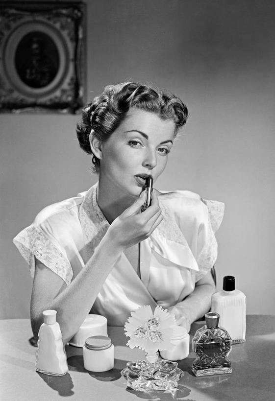 成年人,一个人,坐,微笑,竖图,黑白,室内,白天,正面,化妆,美容,纽约,美国,仅一个年轻女性,仅一个女性,仅一个人,护肤,准备,睡衣,梳妆台,古典,彩妆,唇膏,瓶子,保养,享受,休闲,放松,保健,摄影,洁面乳,早晨,化妆用品,肖像,养颜,美化,年轻女性,女人,女性,年轻人,半身,SPA美容,美人