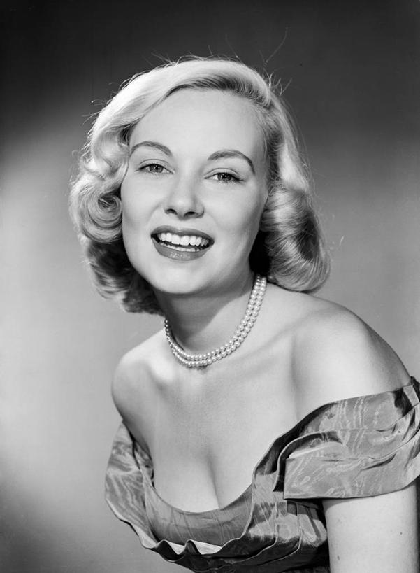 成年人,中年人,脸,头,脸颊,头发,一个人,微笑,竖图,黑白,项链,仅一个女性,仅一个人,灰色背景,古典,肩膀,灰色,仅一个中年女性,金色,摄影,高雅,肖像,女人,女性,中年女性,头部,脸部,脸蛋,面部,影棚拍摄,美人,领口