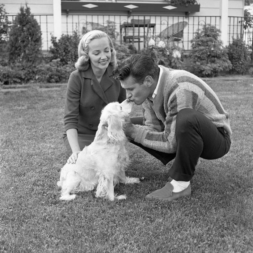 成年人,中年人,两个人,蹲,微笑,方图,黑白,室外,白天,快乐,友谊,幸福,复古,宠物,狗,纽约,美国,房屋,庭院,古典,休闲装,调情,放松,摄影,爱抚,异性恋,中年男性,中年女性,亲吻,欢乐