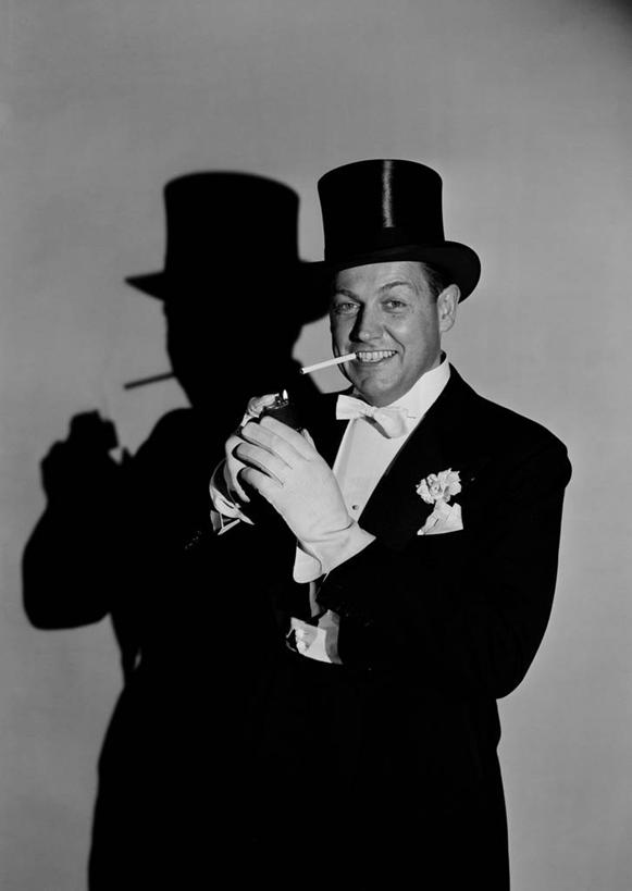 西方人,成年人,中年人,一个人,商务人士,商务男性,站,吸烟,微笑,竖图,黑白,室内,衬衫,晚礼服,商务,安全,香烟,帽子,欧洲,欧洲人,仅一个男性,仅一个人,仅一个中年男性,阴影,灰色背景,套装,服装,正装,领结,防护,拿着,灰色,手套,点燃,摄影,保护,严肃,享乐,神圣,肖像,保险,商务装,工薪阶层,燕尾服,保全,周全,安稳,安定,防护手套,平安,认真,男人,男性,中年男性,白种人,白领,上班族,半身,影棚拍摄,衬衣,礼服,襟花,上流社会