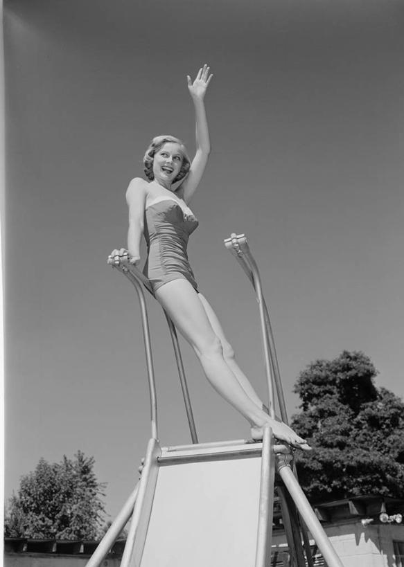 西方人,成年人,一个人,体育馆,游泳池,举,微笑,竖图,黑白,室外,白天,仰视,度假,快乐,自由,幸福,水,欧洲,纽约,美国,欧洲人,仅一个年轻女性,仅一个女性,仅一个人,滑,水池,水面,挥手,泳池,夏天,托,滑梯,放松,摄影,游泳馆,享乐,年轻女性,女人,女性,白种人,年轻人,休闲活动,举起,举手,举着,向上举,向上伸,向上托,低角度拍摄,泳衣,美人