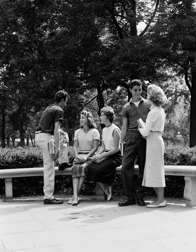 西方人,成年人,夫妻,公园,站,坐,竖图,黑白,室外,白天,爱情,快乐,幸福,欧洲,纽约,美国,欧洲人,五个人,古典,教育,浪漫,拿着,调情,恩爱,恋人,摄影,享乐,异性恋,年轻男性,年轻女性,白种人,年轻人,夫妇,情侣,大学生,书,休闲活动,说话,伴侣