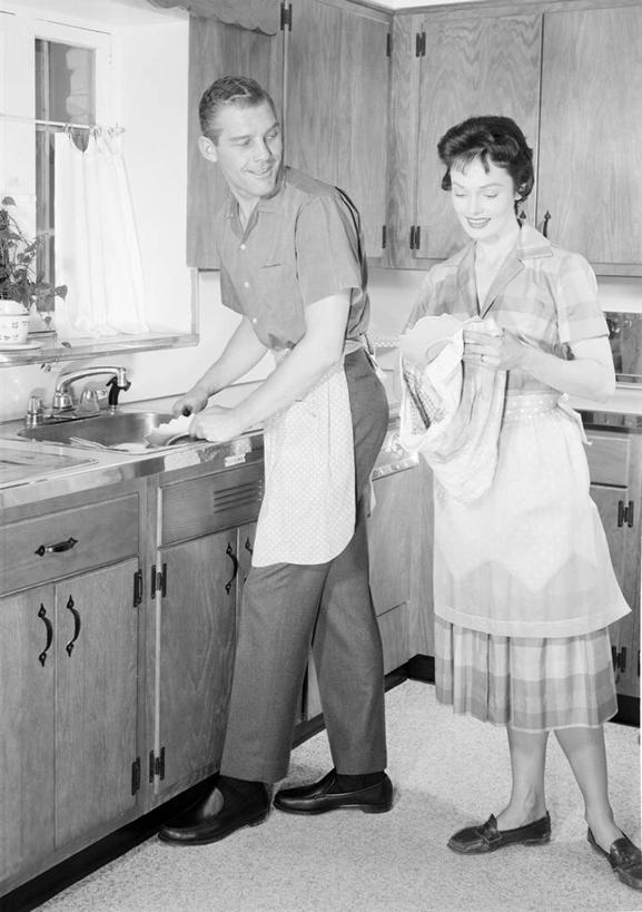 西方人,成年人,一个人,两个人,家庭,夫妻,站,微笑,竖图,黑白,室内,白天,爱情,幸福,合作,团队,厨房,欧洲,纽约,美国,欧洲人,围裙,浪漫,休闲装,温暖,温馨,一家人,恩爱,放松,恋人,摄影,和睦,享乐,洗碗布,异性恋,烘干,年轻男性,年轻女性,白种人,年轻人,夫妇,情侣,伴侣,融洽,家务劳动,厨房水槽