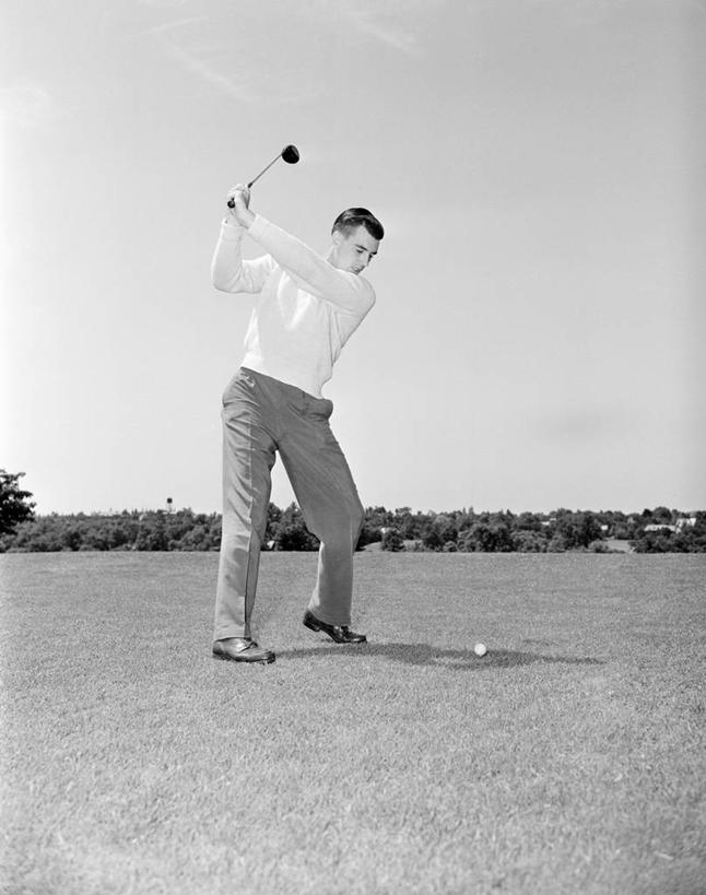 西方人,成年人,一个人,站,举,竖图,黑白,室外,白天,运动,欧洲,纽约,美国,欧洲人,仅一个男性,仅一个人,挥杆,高尔夫球,注视,休闲装,高尔夫球场,仅一个年轻男性,观察,看,托,放松,人体,摄影,观看,察看,专心,高尔夫球杆,享乐,关注,四肢,高尔夫球运动,男人,男性,年轻男性,白种人,年轻人,手臂,举起,举手,举着,向上举,向上伸,向上托,短发