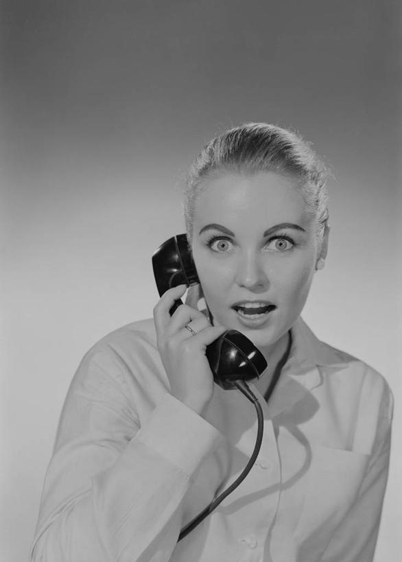 西方人,成年人,头发,一个人,打电话,竖图,黑白,通讯,欧洲,欧洲人,仅一个年轻女性,仅一个女性,仅一个人,金色,摄影,惊奇,肖像,震惊,听筒,年轻女性,女人,女性,白种人,年轻人,半身,影棚拍摄