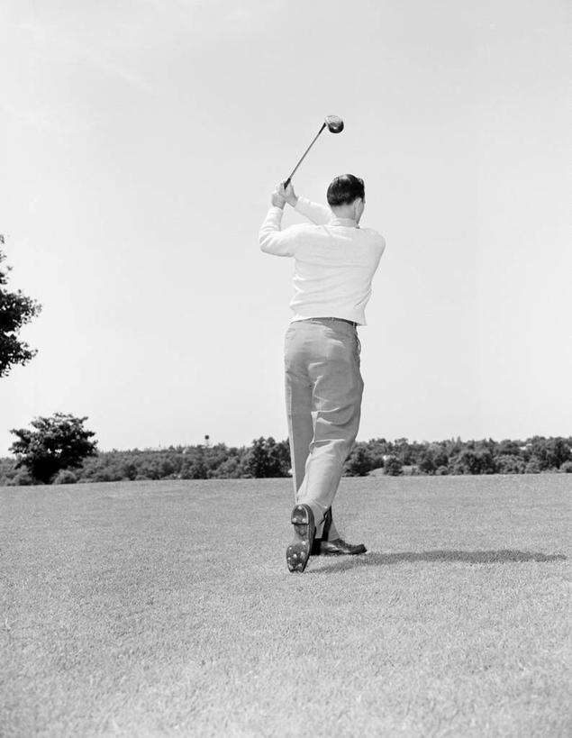 西方人,成年人,一个人,站,举,竖图,黑白,室外,白天,运动,欧洲,纽约,美国,欧洲人,仅一个男性,仅一个人,挥杆,休闲装,高尔夫球场,树,仅一个年轻男性,背面,托,放松,人体,摄影,高尔夫球杆,四肢,高尔夫球运动,男人,男性,年轻男性,白种人,年轻人,手臂,举起,举手,举着,向上举,向上伸,向上托,短发