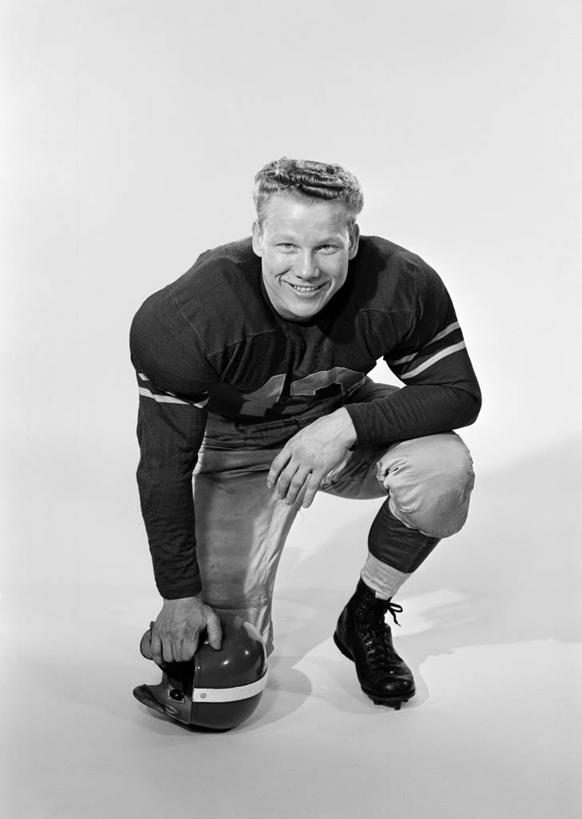 西方人,成年人,一个人,蹲,笑,微笑,露齿笑,竖图,黑白,正面,运动服,快乐,幸福,欧洲,欧洲人,仅一个男性,仅一个人,服装,头饰,仅一个年轻男性,衣服,摄影,服饰,衣着,穿着,肖像,橄榄球运动员,衣饰,美式足球,男人,男性,年轻男性,白种人,年轻人,跪着,影棚拍摄,运动装