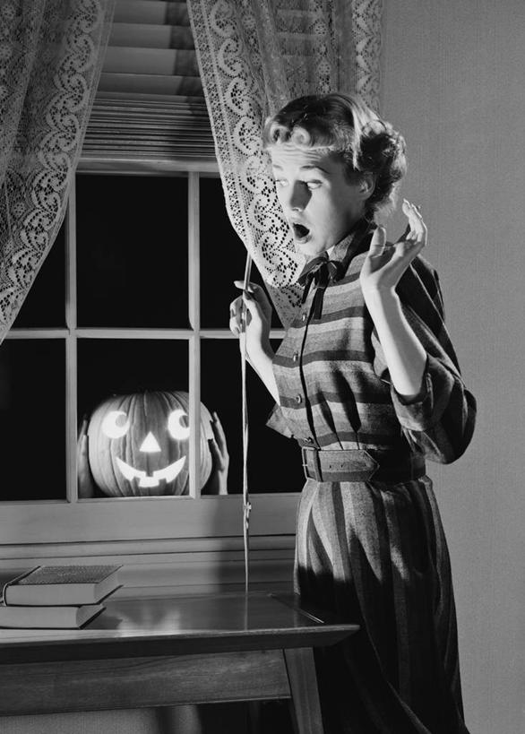 西方人,成年人,一个人,站,举,竖图,黑白,室内,夜晚,窗户,欧洲,纽约,美国,欧洲人,仅一个年轻女性,仅一个女性,仅一个人,窗台,托,万圣节,摄影,惊奇,照亮,恐怖,年轻女性,女人,女性,白种人,年轻人,举起,举手,举着,向上举,向上伸,向上托