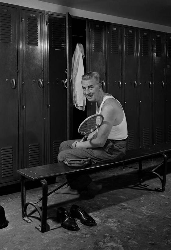 西方人,成年人,中年人,老年人,一个人,坐,竖图,黑白,室内,羽毛球,衣帽间,欧洲,纽约,美国,欧洲人,仅一个男性,仅一个人,仅一个中年男性,准备,背心,长椅,球拍,储物柜,脱,摄影,肖像,羽毛球运动,男人,男性,中年男性,白种人