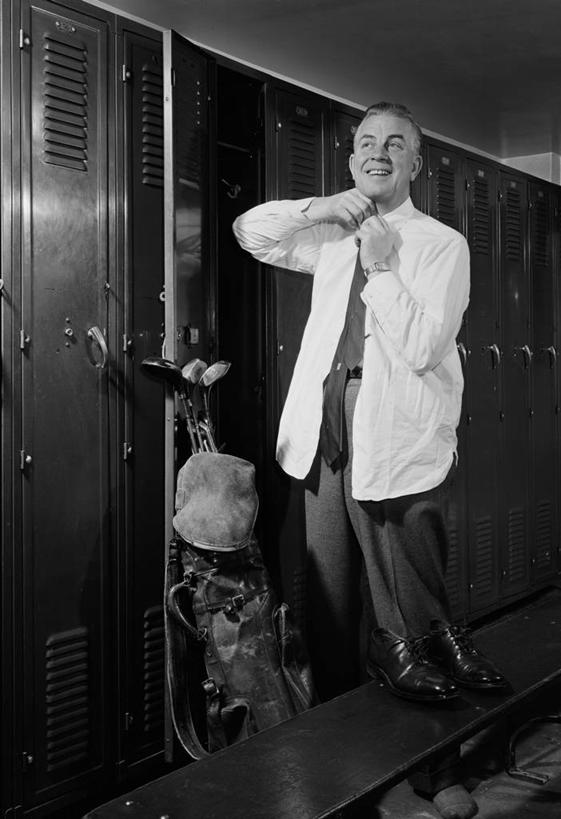 西方人,成年人,中年人,老年人,一个人,站,微笑,竖图,黑白,室内,衣帽间,欧洲,纽约,美国,欧洲人,仅一个男性,仅一个人,仅一个中年男性,准备,背心,储物柜,脱,摄影,高尔夫球杆,高尔夫球包,高尔夫球运动,男人,男性,中年男性,白种人