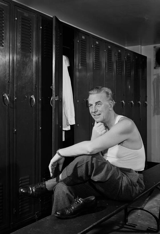 西方人,成年人,中年人,老年人,一个人,坐,竖图,黑白,室内,衣帽间,欧洲,纽约,美国,欧洲人,仅一个男性,仅一个人,仅一个中年男性,准备,背心,长椅,储物柜,脱,摄影,男人,男性,中年男性,白种人