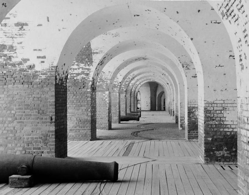 无人,博物馆,横图,黑白,室内,白天,建材,地板,建筑,美国,生锈,材料,木板,木材,拱门,地面,古典,历史,木地板,木柴,炮,摄影,建造,木料,腐蚀,侵蚀,剥落,透视图,美国文化,腐化,硬木,锈迹斑斑