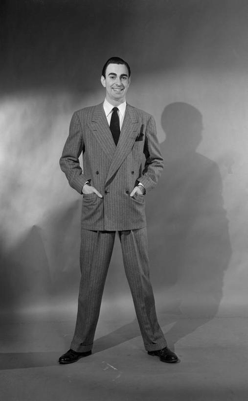 西方人,成年人,中年人,一个人,站,微笑,竖图,黑白,正面,时尚,满意,幸福,欧洲,欧洲人,仅一个男性,仅一个人,仅一个中年男性,阴影,摄影,张开双腿,高雅,肖像,展开双腿,男人,男性,中年男性,白种人,影棚拍摄,英俊,伸展双腿,美人