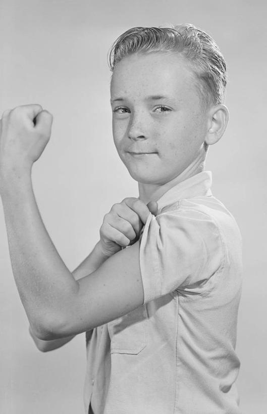 西方人,儿童,头发,一个人,竖图,黑白,侧面,纯洁,骄傲,信心,欧洲,欧洲人,仅一个男性,仅一个人,T恤,休闲装,小孩,仅一个小孩,金色,可爱,力量,童年,童趣,摄影,肖像,发胶,童真,烂漫,无邪,天真,男孩,男人,男性,白种人,孩子,半身,影棚拍摄,短发,男生