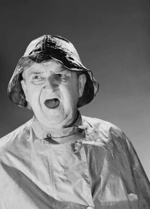 西方人,成年人,老年人,脸,头,脸颊,一个人,渔夫,竖图,黑白,帽子,欧洲,欧洲人,仅一个男性,仅一个人,生气,大喊,肩膀,打开,仅一个老年男性,摄影,开启,肖像,雨衣,老年男性,男人,男性,白种人,头部,脸部,脸蛋,面部,影棚拍摄,钓鱼