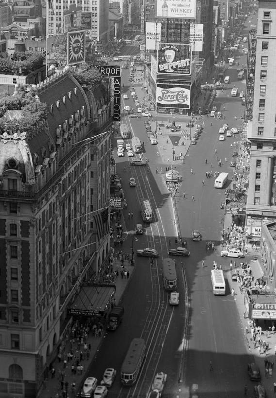 竖图,俯视,黑白,室外,白天,城市,道路,建筑,街道,路,指示牌,公路,汽车,纽约,美国,行人,阴影,标志,文字,巴士,曼哈顿,交通,古典,历史,标识,地标建筑,运输,摄影,纽约州,曼哈顿时代广场,马路,高角度拍摄,旅行