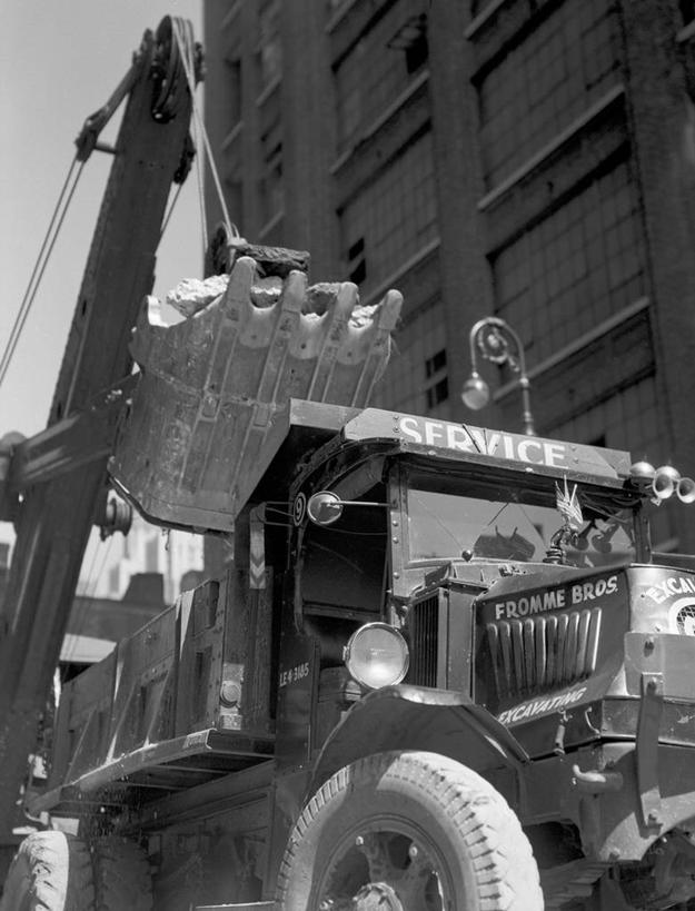 无人,竖图,黑白,室外,白天,仰视,建筑,美国,文字,混凝土,古典,历史,工业,运输,摄影,英文字母,装货,堆土机,低角度拍摄,毛石