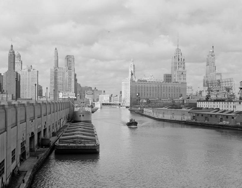 无人,码头,横图,黑白,室外,白天,河流,天际线,港口,建筑,摩天大楼,美国,办公大楼,运输,摄影,北美,北美洲,美洲,摩托艇,伊利诺斯州,芝加哥市,北亚美利加洲,亚美利加洲,芝加哥河,摆渡口,埠头,渡口,渡头,港湾,海港,货运码头,口岸,商港,箭牌大厦,美利坚合众国