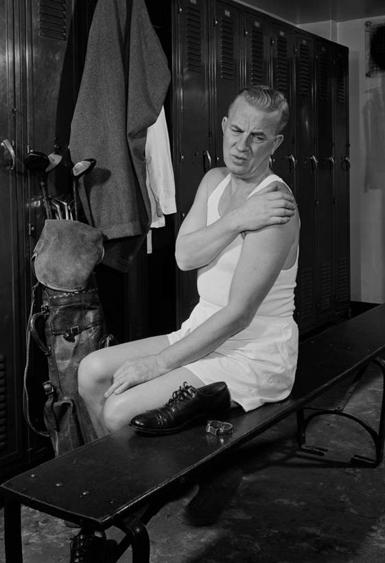 西方人,成年人,中年人,老年人,一个人,坐,竖图,黑白,室内,衣帽间,欧洲,纽约,美国,欧洲人,仅一个男性,仅一个人,仅一个中年男性,准备,内衣,背心,储物柜,脱,搭,摄影,高尔夫球杆,搭着,痛苦,高尔夫球包,高尔夫球运动,男人,男性,中年男性,白种人,痉挛