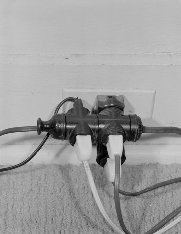 无人,竖图,俯视,黑白,室内,特写,地毯,电缆,电器,墙,插座,联系,摄影,电,家用电器,插线板,拖线板,电源转换器,排插,高角度拍摄,接线板