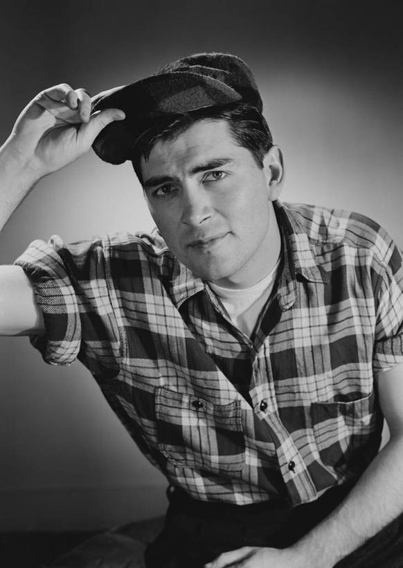 西方人,成年人,一个人,竖图,黑白,欧洲,欧洲人,仅一个男性,仅一个人,仅一个年轻男性,摄影,肖像,男人,男性,年轻男性,白种人,年轻人,半身,影棚拍摄,软帽