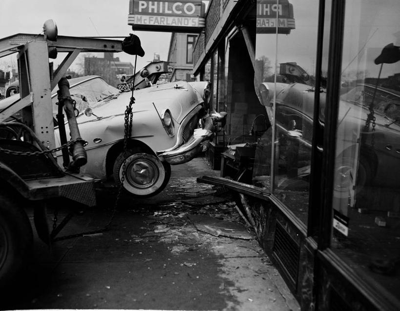 无人,横图,黑白,室外,白天,风险,窗户,落地窗,城市,橱窗,街道,汽车,人行道,玻璃窗,运输,摄影,英文字母,碰撞,交通事故,玻璃橱窗,危险