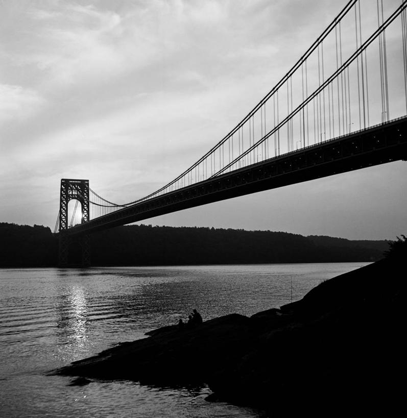 无人,竖图,方图,黑白,室外,白天,仰视,日落,水,城市,建筑,纽约,美国,反射,联系,哈德逊河,摄影,吊桥,宁静,低角度拍摄