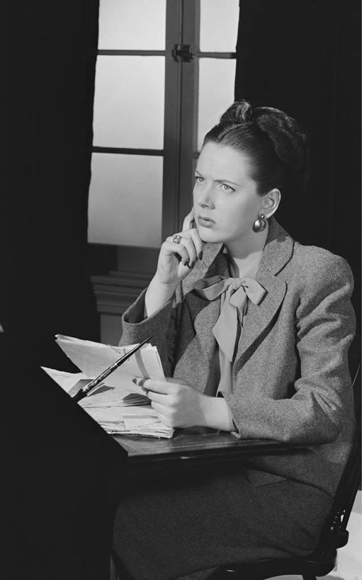 西方人,成年人,一个人,坐,竖图,黑白,室外,窗户,窗帘,桌子,珠宝,欧洲,纽约,美国,欧洲人,仅一个年轻女性,仅一个女性,仅一个人,撑,古典,拿着,托腮,托,思考,摄影,高雅,发髻,托下巴,文档,茄克,年轻女性,女人,女性,白种人,年轻人,发型