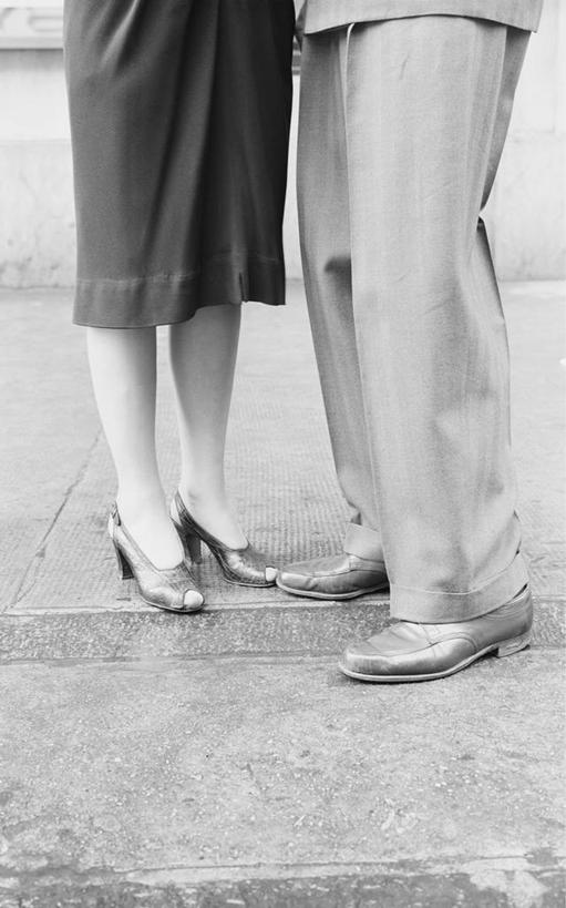 成年人,两个人,站,竖图,黑白,室外,特写,白天,侧面,裙子,纽约,美国,套装,正装,人行道,古典,摄影,鱼嘴鞋,部分,异性恋,男人,女人