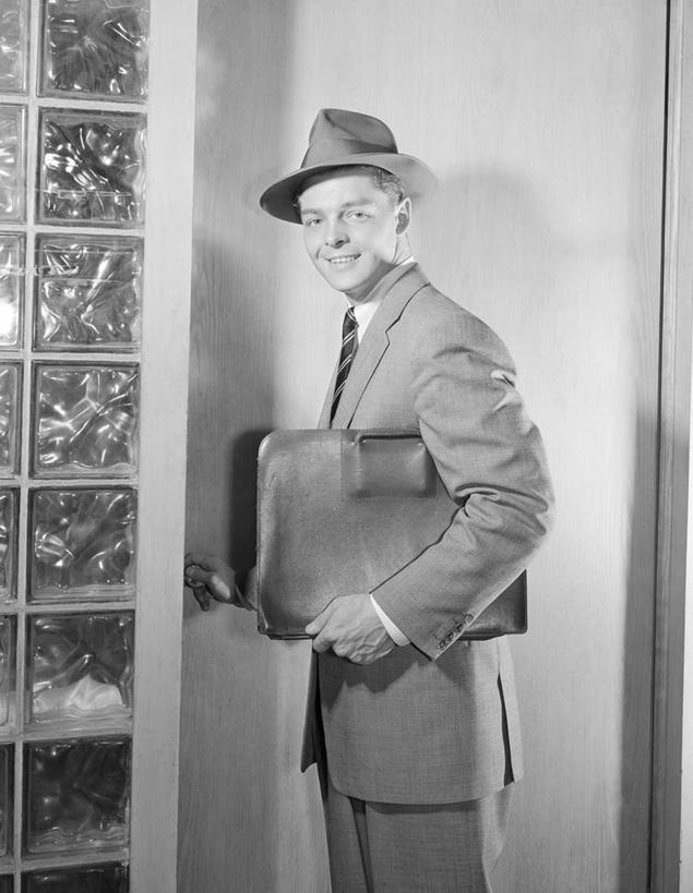 西方人,成年人,一个人,商务人士,商务男性,微笑,竖图,黑白,室内,白天,衬衫,商务,时尚,帽子,欧洲,纽约,美国,欧洲人,仅一个男性,仅一个人,套装,公文包,古典,拿着,仅一个年轻男性,装饰物,摄影,生活方式,高雅,企业,公司,肖像,商务装,工薪阶层,玻璃砖,男人,男性,年轻男性,白种人,年轻人,白领,上班族,衬衣,英俊,美人