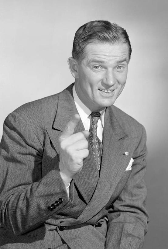 西方人,成年人,中年人,一个人,微笑,竖图,黑白,运动模糊,信心,欧洲,欧洲人,仅一个男性,仅一个人,仅一个中年男性,指,套装,古典,指点,手势,摄影,生活方式,高雅,指向,肖像,男人,男性,中年男性,白种人,发型,半身,影棚拍摄,英俊,打手势,美人