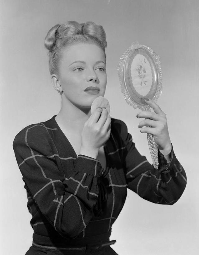 西方人,成年人,头发,一个人,竖图,黑白,时尚,欧洲,欧洲人,仅一个年轻女性,仅一个女性,仅一个人,古典,拿着,彩妆,粉扑,金色,摄影,高雅,发髻,肖像,手镜,美化,年轻女性,女人,女性,白种人,年轻人,发型,半身,影棚拍摄,美人