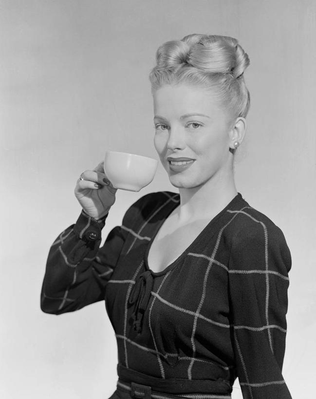 西方人,成年人,头发,一个人,微笑,竖图,黑白,时尚,欧洲,欧洲人,仅一个年轻女性,仅一个女性,仅一个人,古典,杯,拿着,金色,摄影,高雅,发髻,肖像,年轻女性,女人,女性,白种人,年轻人,发型,半身,影棚拍摄,美人