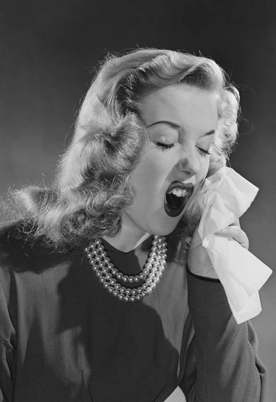 西方人,成年人,嘴,一个人,竖图,黑白,欧洲,欧洲人,仅一个年轻女性,仅一个女性,仅一个人,古典,拿着,纸巾,张嘴,人体,摄影,肖像,张大嘴巴,年轻女性,女人,女性,白种人,年轻人,发型,口,口腔,嘴巴,嘴唇,张开嘴,闭着眼睛,半身,影棚拍摄,打喷嚏