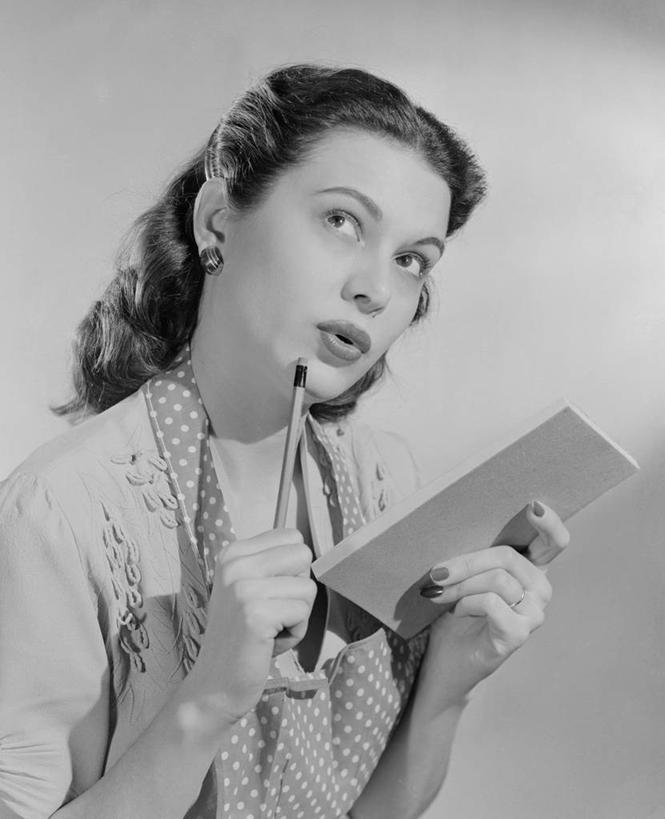 西方人,成年人,一个人,竖图,黑白,幸福,欧洲,欧洲人,仅一个年轻女性,仅一个女性,仅一个人,围裙,斑点,古典,拿着,水笔,笔记本,向上看,思考,摄影,家庭妇女,肖像,年轻女性,女人,女性,白种人,年轻人,长发,发型,半身,影棚拍摄,美人