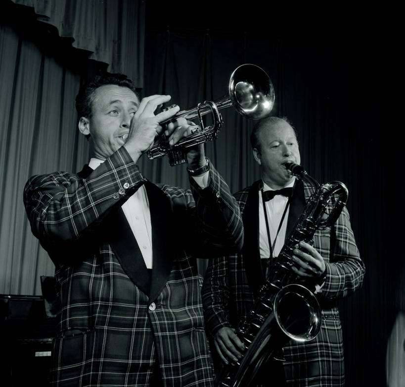 西方人,成年人,中年人,老年人,一个人,两个人,舞台,站,横图,方图,黑白,室内,夜晚,晚礼服,欧洲,纽约,美国,欧洲人,仅一个男性,仅一个人,仅一个中年男性,表演,萨克斯,小号,古典,音乐,扮演,摄影,爵士乐,演出,音乐人,演出服,男人,男性,中年男性,白种人,半身