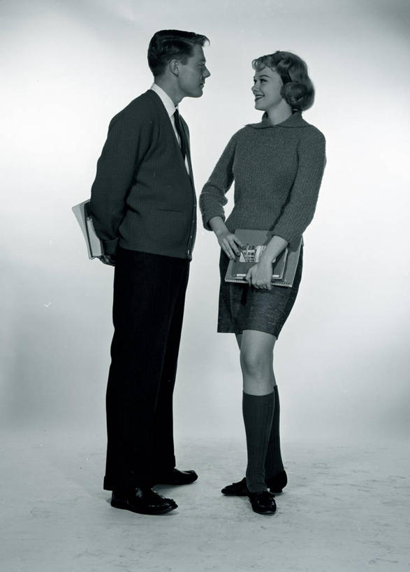 西方人,成年人,头发,两个人,学生,站,微笑,竖图,黑白,白色背景,毛衣,快乐,智慧,欧洲,欧洲人,古典,教育,拿着,休闲装,教科书,面对面,金色,摄影,迷你裙,年轻男性,年轻女性,白种人,年轻人,大学生,书,说话,影棚拍摄