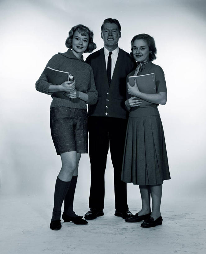 西方人,成年人,头发,三个人,学生,站,微笑,竖图,黑白,白色背景,正面,毛衣,快乐,智慧,欧洲,欧洲人,古典,教育,拿着,休闲装,教科书,金色,摄影,肖像,迷你裙,年轻男性,年轻女性,白种人,年轻人,大学生,书,影棚拍摄