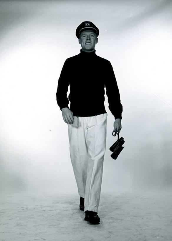 西方人,成年人,一个人,微笑,竖图,黑白,白色背景,正面,满意,欧洲,欧洲人,仅一个男性,仅一个人,古典,仅一个年轻男性,摄影,享乐,运送,肖像,双筒望远镜,水手帽,男人,男性,年轻男性,白种人,年轻人,步行,影棚拍摄