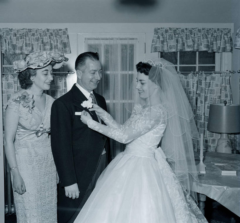 西方人,成年人,中年人,老年人,头发,三个人,家庭,母亲,父亲,女儿,新娘,站,微笑,横图,黑白,室内,白天,婚纱,裙子,晚礼服,婚礼,幸福,帽子,欧洲,纽约,美国,欧洲人,连衣裙,服装,正装,古典,花,黑色,温暖,温馨,一家人,摄影,面纱,协助,严肃,和睦,放置,神圣,燕尾服,认真,老年男性,老年女性,男性,年轻女性,女性,白种人,年轻人,礼服,襟花,融洽